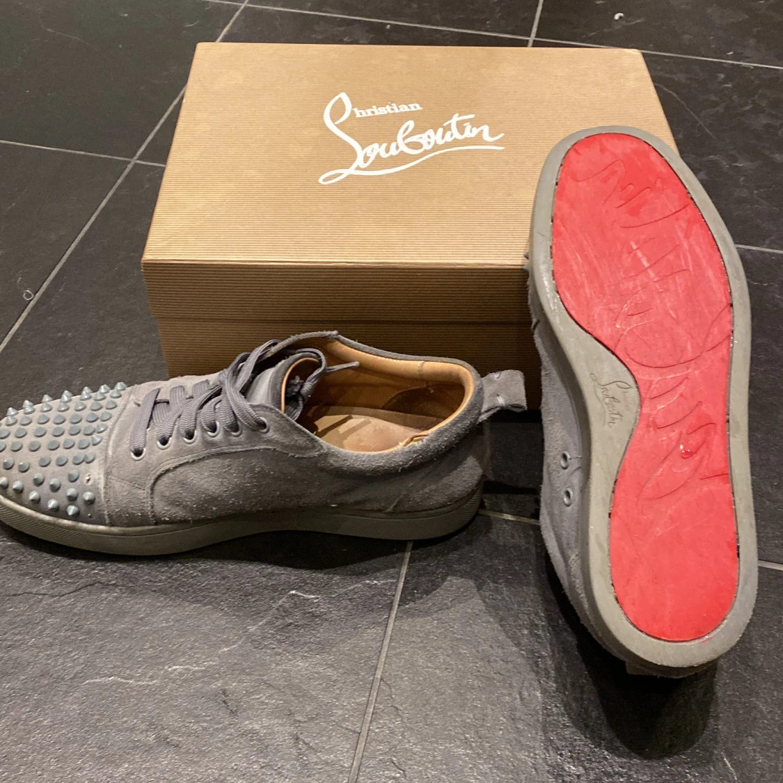 Grå sneakers med spikar från Christian Louboutin