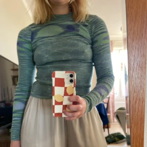 Turtleneck topp - Tröja med turtleneck i spacedye mönster. Strl XS. Använt skick, defekt i form av hål i ena armhålan. I övrigt utan anmärkning.