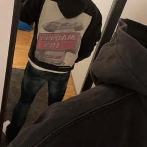Zadig Voltaire Hoodie - En riktigt schysst hoodie från Zadig & Voltaire, med vintage känsla. Storleken är S men skulle säga att den passar M också. Tröjan har använts så skicket är okej. 