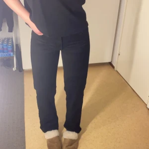Jeans - Svarta jeans, knappt använda, mycket bra skick! 