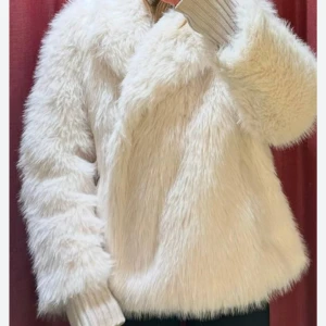 Vit pälsjacka - Säljer min vita pälsjacka från Carin Wester nypris: 1299kr storlek S