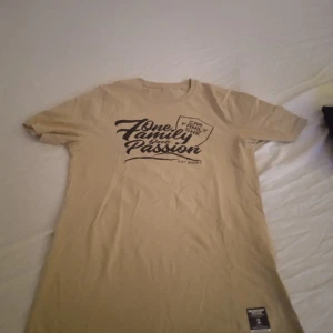 Beige t-shirt med tryck - T-shirt med tryck, helt ny