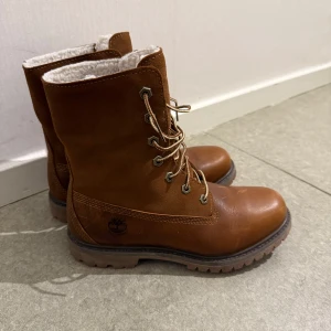 Timberland Kängor  - Väldigt fina och bekväma Timberland Kängor köpta på Boozt. De är väldigt sköna och är fodrade inuti. De värmer och passar väldigt bra till vintern. De har använts ett fåtal gånger och säljs pga att storleken inte passar. Vid frågor så är det bara och höra av sig💓