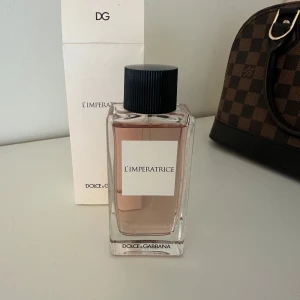 L'Imperatrice från Dolce & Gabbana - Säljer en L'Imperatrice från Dolce & Gabbana, en fruktig och fräsch parfym med toppnoter av kiwi, rabarber och rosa peppar. Mellannoterna bjuder på vattenmelon, cyklamen och jasmin, medan basnoterna avrundas med citronträd, mysk och sandelträ. Perfekt för dig som älskar en tropisk och söt doft.                                         100 ml. Ord. Pris 1275 kr. Helt oanvänd 
