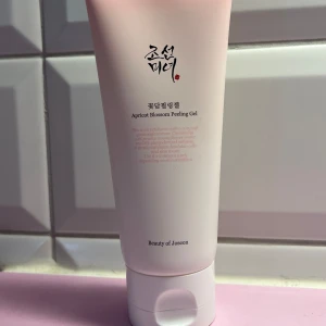 Apricot Blossom Peeling Gel 100 ml - Apricot Blossom Peeling Gel från Beauty of Joseon i en stilren vit tub. Innehåller 19% Prunus Mume Flower Water och 8% Plant-derived Cellulose för en skonsam exfoliering. Perfekt för att avlägsna döda hudceller och ge en fräsch känsla. Aldrig använd eller öppnad. Försegling finns på produkten. Köpte för 239 kronor men jag säljer för 200 kronor.✨