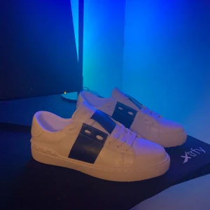 Valentino open - Säljer mina Valentinos då dom var för små ock vill ha ett par andra, storlek 42 kom dm vid frågor