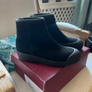 Bally Guard II Svarta  - Snygga svarta boots i mocka med dragkedja. De har en robust sula och är fodrade för extra värme. Perfekta för kyligare dagar. Extremt bra skick, använda väldigt få gånger.