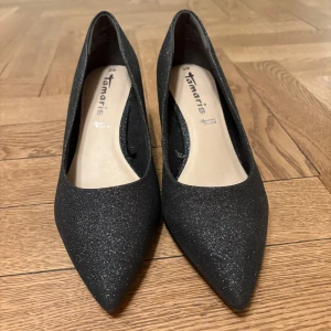 Svarta glittriga pumps från Tamaris - Jättesnygga svarta pumps från Tamaris!! Aldrig använda utomhus 💘