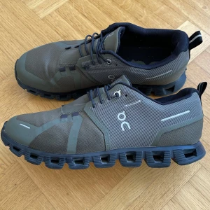 Bruna sneakers från On - Snygga bruna sneakers från On med unik sula och snörning. Perfekta för en aktiv livsstil med stilren design och bekväm passform.