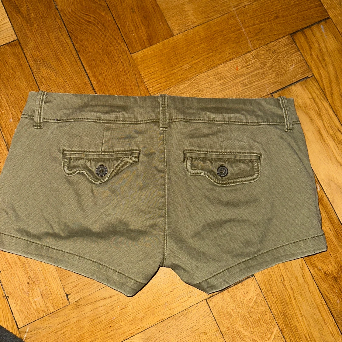 Olivgröna shorts från Abercrombie & Fitch - 2