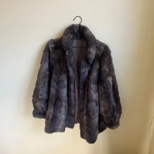 Brun pälsjacka - brun/grå färg <3