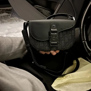 Axelväska  - Snygg axelväska 