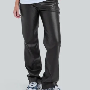 Svarta skinnbyxor - Snygga svarta skinnbyxor från Bikbok, låg midja de 