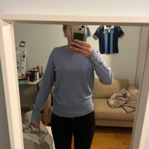 Ljusblå tröja med knappar - Säljer en ljusblå tröja med långa ärmar och knappar vid ärmsluten. Den är från Zara. Den är i stolek L men passar på mig som brukar ha S eller M i stolek💗