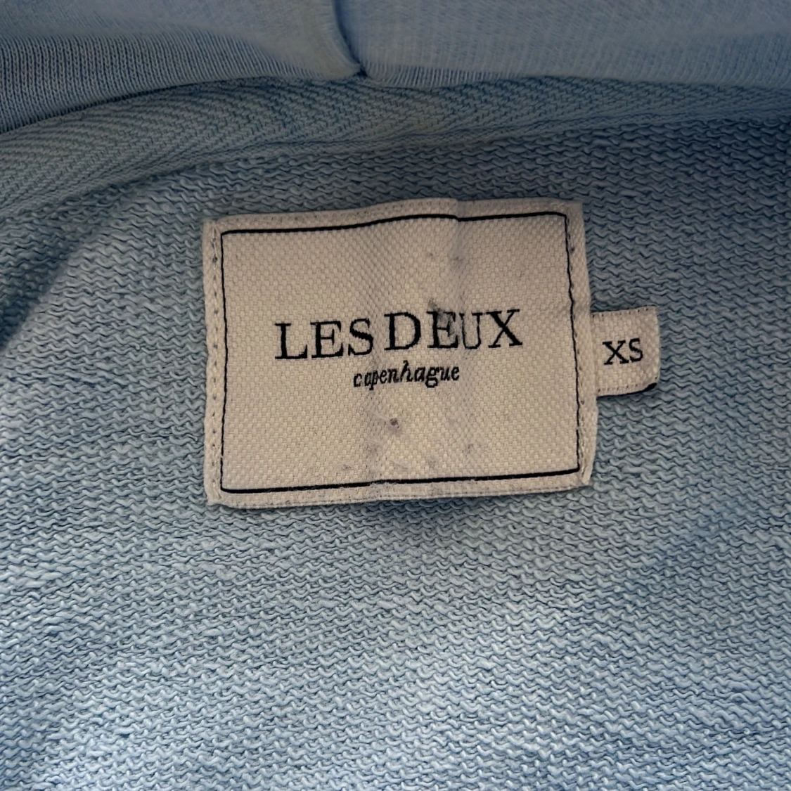 Ljusblå hoodie från Les Deux - 2