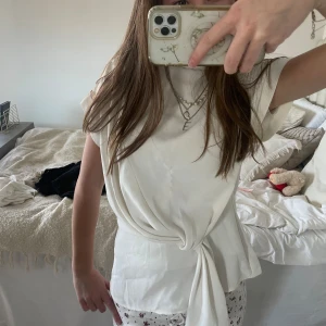 Zara topp/blus  - Så fin!! Men får tyvärr inget användningsområde för den. Den är helt ok skick,och såklart fungerar men har några skavanker som syns på bilderna.  