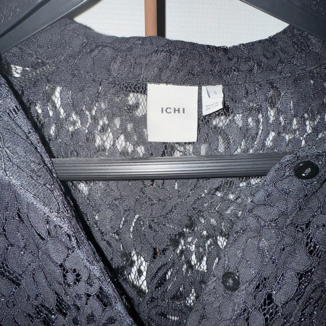 Svart spetsklänning från ICHI - 2