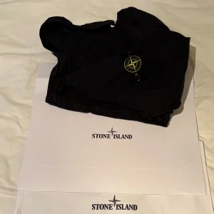 Svart overshirt från Stone Island - Svart overshirt från Stone Island, tags o påse finns. 