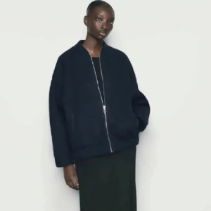 Zara jacka  - Säljer denna trendiga Teddy bomberjacka i mörkblå