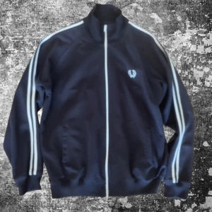 Tvär fett fred Perry vintage piece som jag fick av min farbror🙏🏻❗❗❗ - Kom med bud för att köpa bilder kan fixas mer av❗❗❗size XL tvär fett också mörkblå❗❗❗