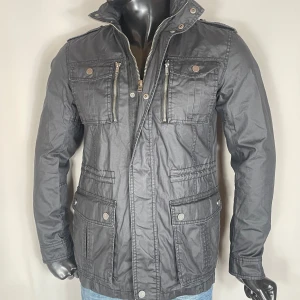 Redwood Field Jacket - Trendig Field Jacket i ljusare svart. Passar till allt, perfekt inför våren. Skick: 8/10.