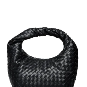 Svart flätad handväska - Snygg svart handväska i flätat mönster med dragkedja. Väskan är från Gina Tricot 