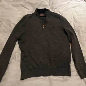 Morris tröja - Säljer min stickade half zip Morris tröja. Nypris ligger runt 1 800kr, säljer min för 399. Bara att höra av dig om du har frågor och priset kan diskuteras 💯