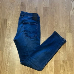 Replay anbass - Tja! Säljer ett par riktigt feta Replay Anbass jeans i ett grymt skick! Nypris:1799❌.            mitt pris:599✅ priset kan diskuteras vid snabb affär👍🏼 hör av er vid frågor eller funderingar!