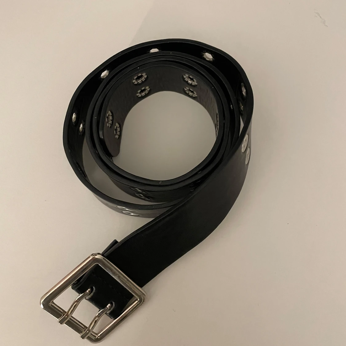 Svart bälte med nitar
