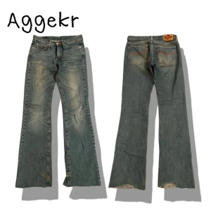 Lågmidjade Jeans! - Tja säljer dessa jätte fina bootcut och lågmidjade jeans:) Inget speciellt på bakfickan vilket ger det en jätte snygg simpel känsla✌️W28, skriv ifall du har fler frågor.🤙