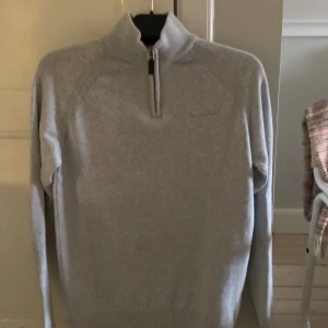 Grå stickad halvzip från Bondelid - Säljer en grå stickad halvzip från Bondelid, Storlek s. Tröjan är i toppen skick. 9 av 10. Ordinarie pris 799, säljer för 250 kr.