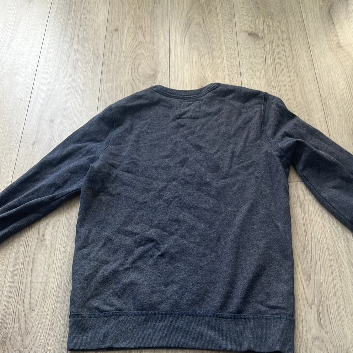 Mörkgrå tröja från Hollister - 1