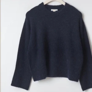 Mörkblå stickad tröja - Säljer en mysig mörkblå stickad tröja med långa ärmar och ribbade muddar. Perfekt för kyliga dagar och ger en stilren look. Passar bra till både jeans och kjol. Storlek 158/164 men passar xs/s