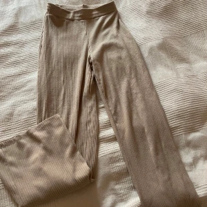 Beigea ribbade byxor från Gina Tricot🤎 - Snygga beigea ribbade byxor från Gina Tricot i storlek XS. Byxorna har en hög midja och en rak passform🤎