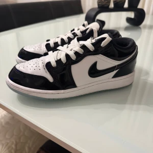 Nike Air Jordans i svart och vitt - Säljer ett par Air Jordan 1 low SE i storleken 36,5 de är köpta från Nike och kvitto finns.  Finns i Malmö går att mötas upp eller fraktas men köparen står för frakten. Ordinarie pris 1149kr