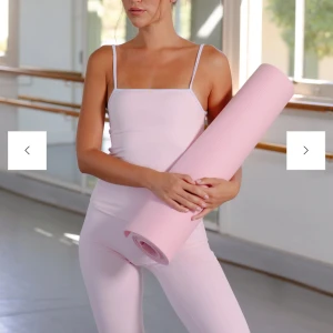 Ljusrosa linnetopp - Säljer en ljusrosa linnetopp från exercere med smala axelband. Perfekt för träning eller en avslappnad dag. Toppen har en enkel och stilren design. Nästan helt oanvänd ny pris 746kr 