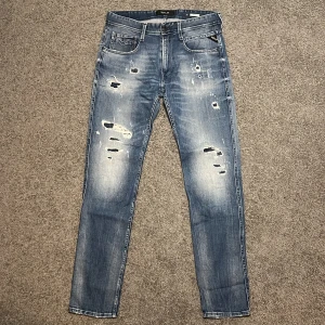 Replay Anbass Jeans - Tja säljer nu ett par riktigt snygga Replay jeans i modellen Anbass i storlek 32 för endast 999kr! Pris är ej hugget i sten, hör av er i dm vid funderingar 🙌