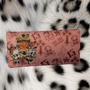 Y2k plånbok - Super snygg plånbok som liknar ed hardy, den är ifrån märket one love❤️och är i bra skick och inga defeckter