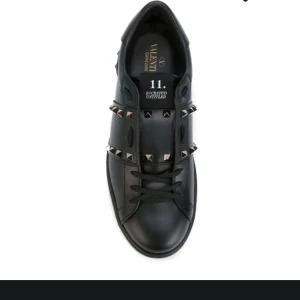 Valentino skor  - Fina skor från Valentino, fina men andvända💕skriv för fler bilder 