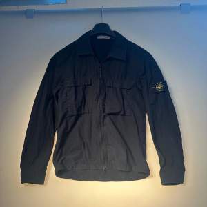 Stone Island overshirt i fint skick,sparsamt använd                 Stl S/M, Självklart äkta köpt på NK i Stockholm