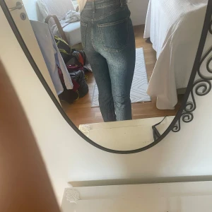 Blå jeans med hög midja Bik Bok - Säljer ett par klassiska blå jeans med hög midja. De har en straight passform och är från BikBok