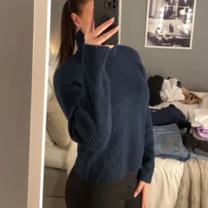 Mörkblå stickad tröja - Säljer en mysig mörkblå stickad tröja med långa ärmar och en hög krage. Använd 2 gånger💕