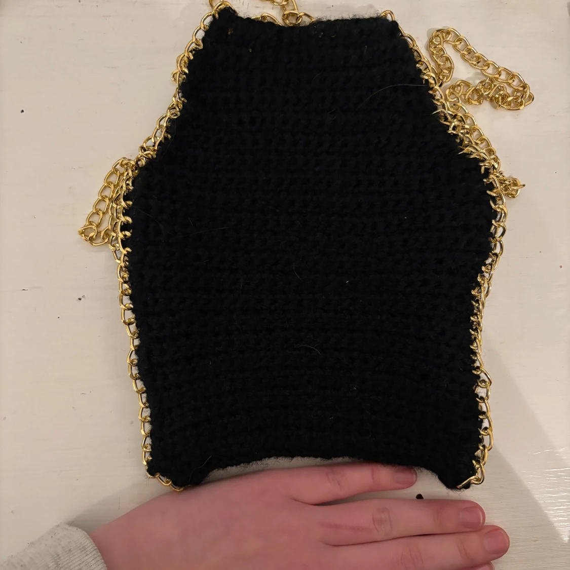 Svart virkad axelväska med guldkedja - 4
