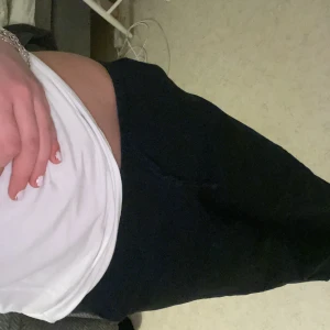 Svarta byxor från Gina Tricot - Snygga svarta linnebyxor från Gina Tricot i storlek 146/152 men skulle säga det passar lite längre också. Perfekta för en stilren look med en bekväm passform. Byxorna har en enkel design som gör dem lätta att matcha med olika toppar. Pris kan nog diskuteras vid snabb affär, har bara andvönts en gång och var köpte i somras.