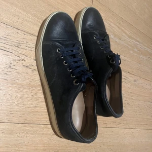 Lanvin Cap Toe Sneaker Navy - Storlek 7 (42) från Care of Carl nypris 4999. Separat köpta skosnören då dem förra gick sönder. Rätt stora i storleken. Pris kan diskuteras