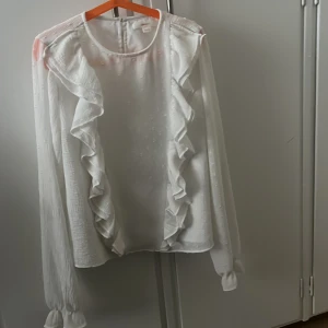 Vit blus Gina young - Vit blus från Gina tricot i storlek 146/152 💞har små detaljer/prickar med volanger kontakta mig för intresse av tröjan ✨