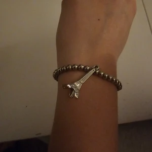 Silver Armband - Eiffeltornet - Stilrent Armband med berlock av eiffeltornet, knappt använt skick
