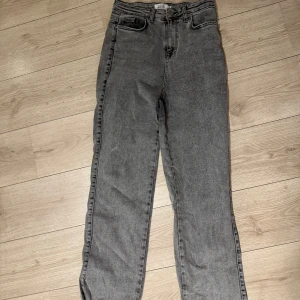 Jeans madlady - Säljer ett par super sköna jeans från madlady, sitter lite högre i midjan men super fint. Säljer det dessa då det blivit för små för mig