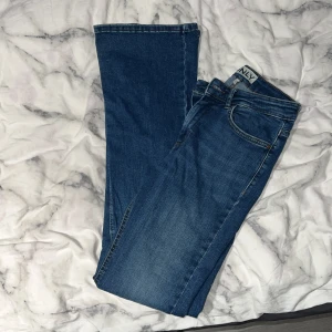 Blå jeans från ONLY -  Blå midwaist bootcut jeans från Only. Använda fåtal gånger. Storlek M/32