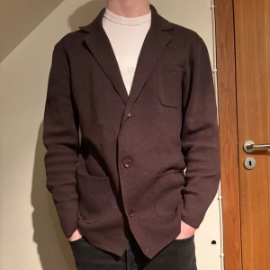 Brun stickad kavaj från John Henric - Säljer en brun stickad kavaj från John Henric. Hör av dig vid frågor. Modellen är 183 cm och bär storlek L. 